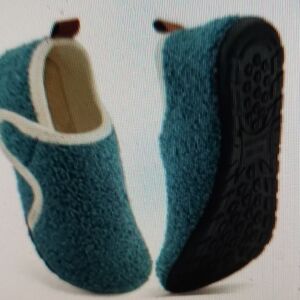 ECETANA WOMEN FUZZY SLIPPERS NWT STILL IN PLASTIC SIZE 8-9